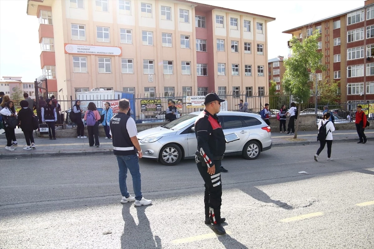 Erzurum’da polisler okul önleri ve çevresinde uygulama yaptı