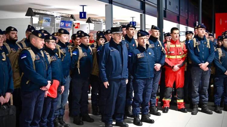 <p><strong>FRANSA</strong></p> <p>Fransa, 139 arama kurtarma görevlisini Türkiye`ye göndereceğini duyurdu.</p>