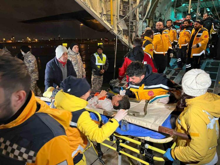 <p><strong>İSPANYA</strong></p> <p>İspanya Başbakanı Pedro Sanchez de resmi Twitter hesabından şu açıklamada bulundu: "Tarihlerinin en büyük depremlerinden biri karşısında Türkiye ve Suriye ile dayanışma içerisindeyim. Avrupa Sivil Koruma Mekanizmasının talebi üzerine, Sivil Koruma ve Askeri Acil Müdahale ekipleri aracılığıyla İçişleri ve Savunma bakanlıkları aktif duruma geçirilerek kurtarma çalışmalarına destek için acil uçak gönderiliyor."</p>
