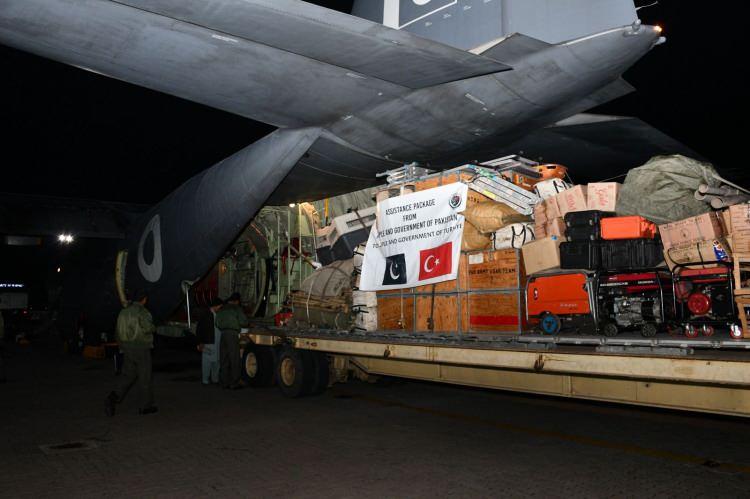 <p><strong>PAKİSTAN</strong></p> <p>Bugün akşam saatlerinde ise aralarında kışlık çadır, battaniye ve diğer ürünlerin bulunduğu 7 tonluk yardım malzemesi, C-130 uçağıyla Lahor'dan İstanbul'a ulaştırılacak.</p> <p> </p>