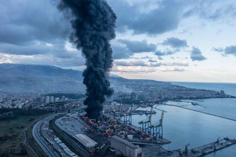<p>İskenderun Limanı'nda dün depremin ardından devrilen konteynerlerde çıkan yangın sürüyor.</p> <p> </p>