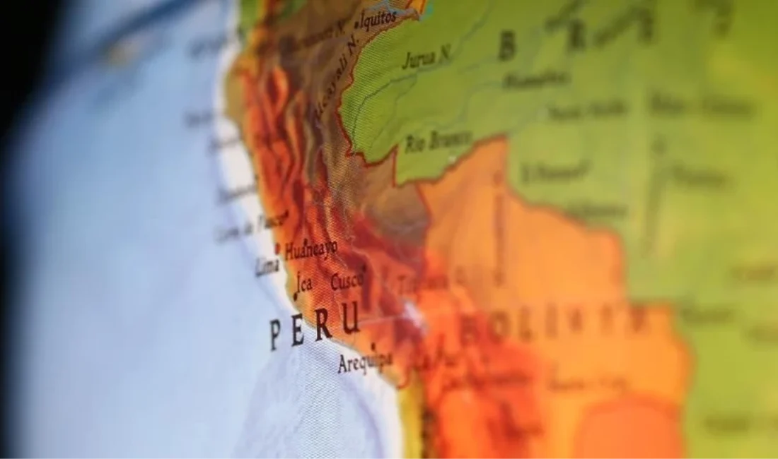 Peru, Güney Amerika'nın batısında