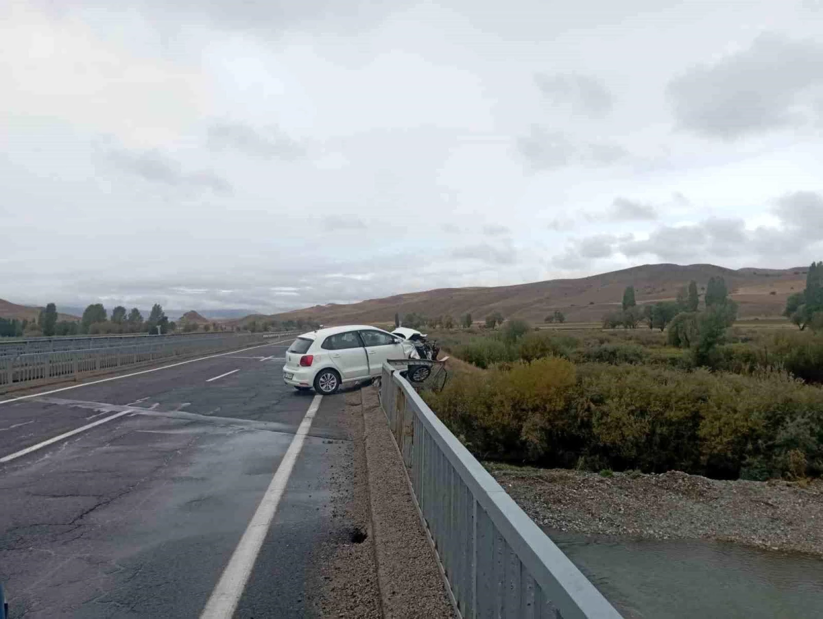 Erzurum’da trafik kazasında otomobil köprü üzerinde asılı kaldı